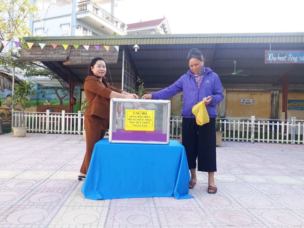 Các bé trường mầm non Huyền Kỳ cùng hướng về khúc ruột miền Trung