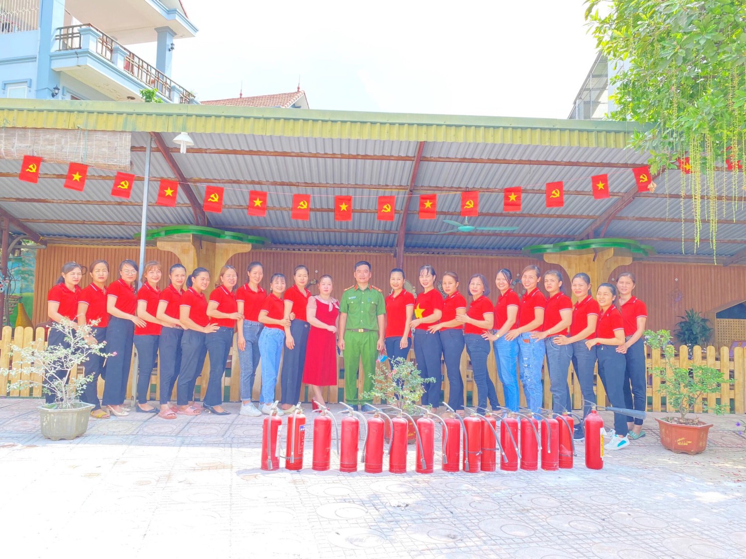 Cán bộ giáo viên nhân viên trường MN Huyền Kỳ tham gia buổi tập huấn phòng cháy chữa cháy.