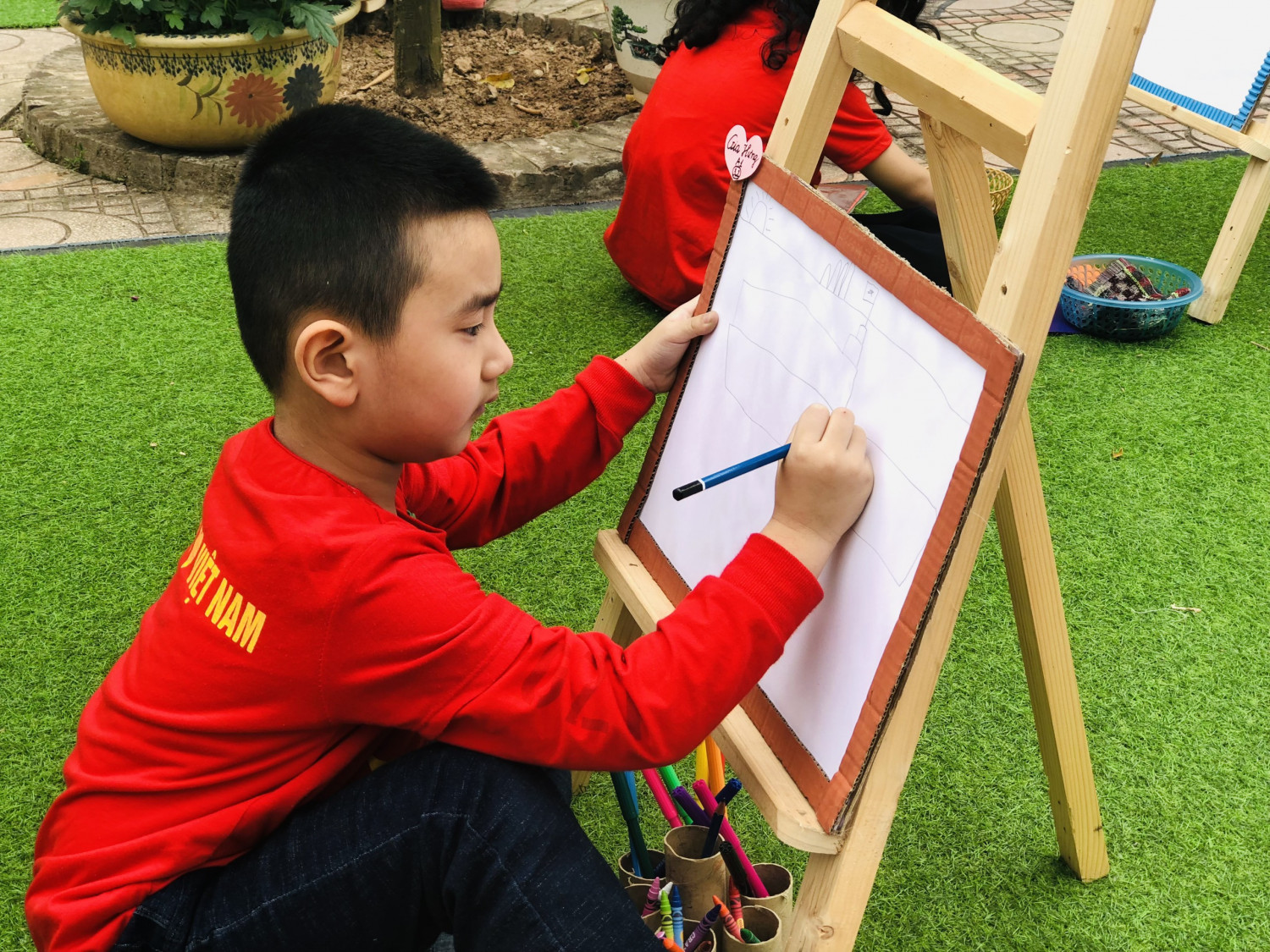 bé vui  sáng tạo