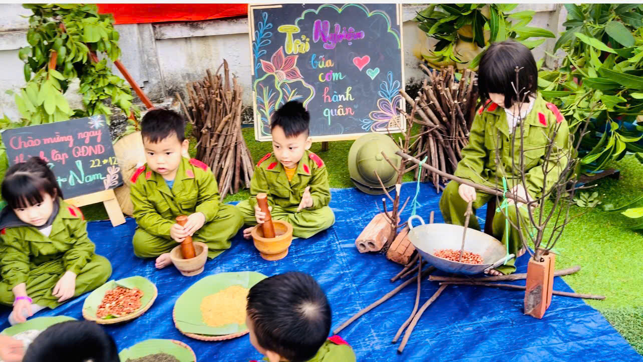 Bé chào mừng ngày 22/12